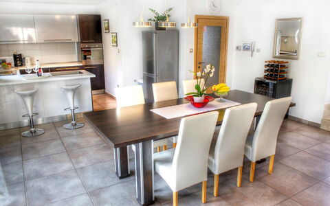 Nicole: Kamer, Meubilair, Eigendom, Interieur Ontwerp, Verdieping, Keuken, Eetkamer, Gebouw, Countertop, Tafel