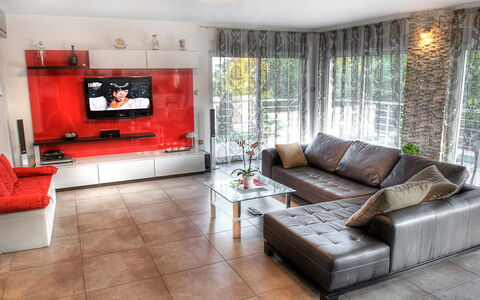 Nicole: Woonkamer, Meubilair, Kamer, Interieur Ontwerp, Eigendom, Verdieping, Bankstel, Gebouw, Muur, Koffietafel