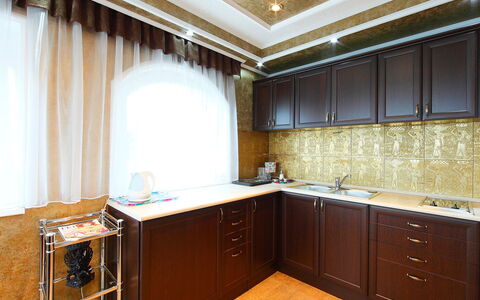 Villa Rosso: Cabinetry, Countertop, Meubilair, Eigendom, Gebouw, Lade, Ladenkast, Hout, Keuken, Wastafel