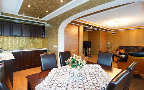 Villa Rosso: Meubilair, Tafel, Eigendom, Decoratie, Interieur Ontwerp, Verlichting, Stoel, Architectuur, Flooring, Verdieping