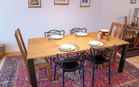 Miremont B7: Tafel, Fotolijst, Meubilair, Stoel, Hout, Flooring, Verdieping, Beits, Rechthoek, Gebouw
