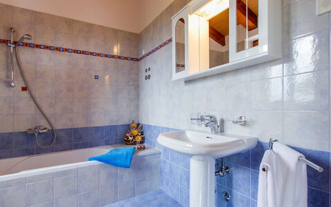 Biljana: Badkamer, Eigendom, Kamer, Tegel, Interieur Ontwerp, Bad, Muur, Kraan, Gebouw, Verdieping