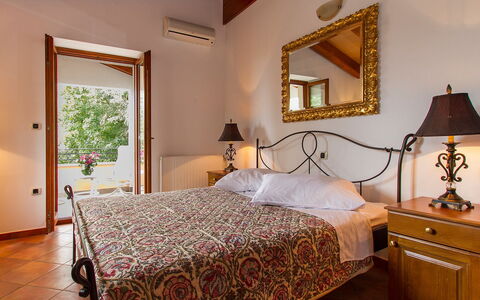 Ana: Slaapkamer, Bed, Meubilair, Kamer, Laken, Eigendom, Bed Frame, Bedding, Interieur Ontwerp, Plafond