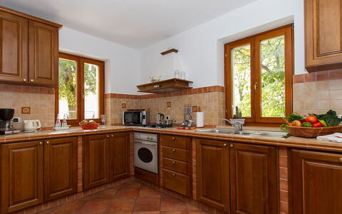 Ana: Countertop, Cabinetry, Meubilair, Kamer, Keuken, Eigendom, Gebouw, Interieur Ontwerp, Verdieping, Huis