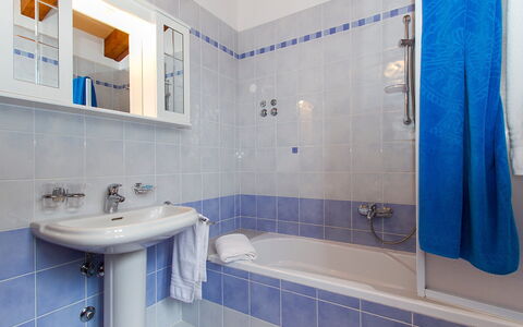 Ana: Badkamer, Eigendom, Kamer, Blauw, Tegel, Interieur Ontwerp, Muur, Architectuur, Kraan, Bad