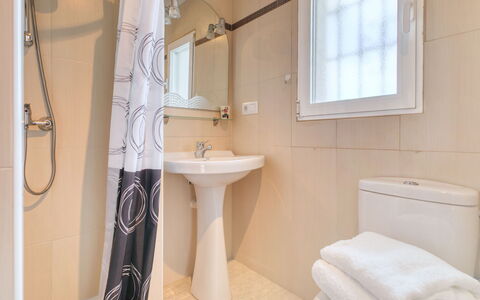 Isabel: Badkamer, Eigendom, Kamer, Muur, Verdieping, Tegel, Interieur Ontwerp, Huis, Onroerend Goed, Architectuur