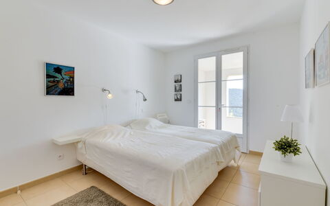 Le Belvédère: Slaapkamer, Kamer, Eigendom, Meubilair, Bed, Verdieping, Laken, Bed Frame, Plafond, Interieur Ontwerp