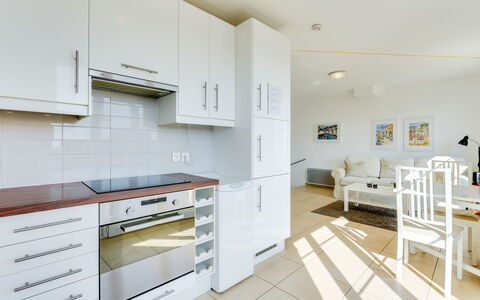 Le Belvédère: Kamer, Eigendom, Wit, Meubilair, Keuken, Countertop, Interieur Ontwerp, Cabinetry, Gebouw, Verdieping
