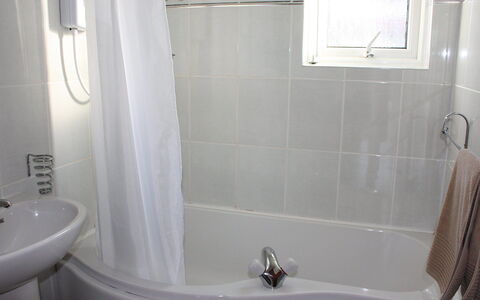 Ewan'S: Bad, Loodgieterswerkinrichting, Kraan, Eigendom, Fotograaf, Wit, Badkamer, Zwart, Douche