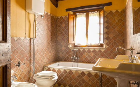Casa la Primula: Flooring, Loodgieterswerkinrichting, Interieur Ontwerp, Verdieping, Hout, Badkamer, Kraan, Loodgieter, Tegel, Wastafel