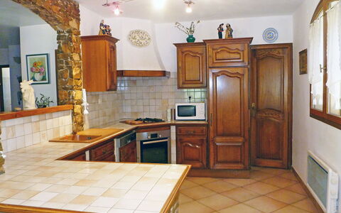 La Péguière: Eigendom, Kamer, Meubilair, Gebouw, Countertop, Keuken, Interieur Ontwerp, Cabinetry, Verdieping, Plafond