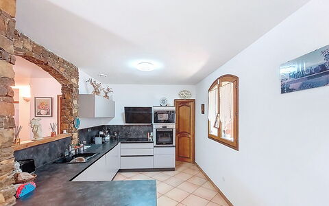 La Péguière: Keuken, Interieur Ontwerp, Countertop, Meubilair, Flooring, Plafond, Verdieping, Cabinetry, Kamer, Toestel Van De Keuken
