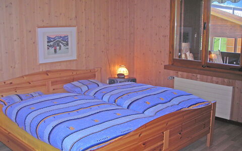 Chalet Almis 5: Spiegel, Eigendom, Gebouw, Meubilair, Comfort, Hout, Bed, Bed Frame, Interieur Ontwerp, Textiel