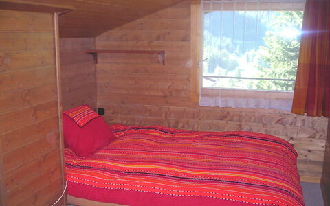 Chalet Almis 5: Comfort, Venster, Hout, Schaduw, Huis, Gebouw, Interieur Ontwerp, Verdieping, Beits, Flooring