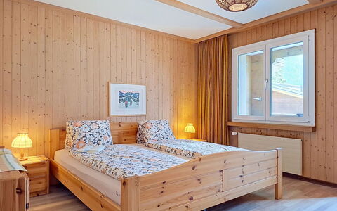 Chalet Almis 5: Interieur Ontwerp, Meubilair, Hout, Bed, Flooring, Slaapkamer, Verdieping, Plafond, Kamer, Bedding
