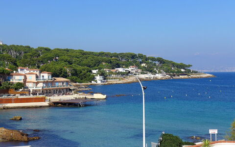 La Bouée: Water, Lucht, Azure, Gebouw, Boom, Boot, Kust En Oceanic Landvormen, Watercraft, Straatlantaarn, Meer