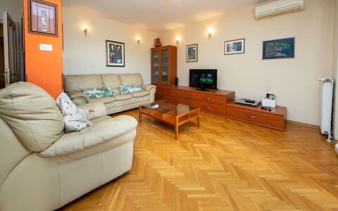Matko: Fotolijst, Meubilair, Eigendom, Bankstel, Tafel, Gebouw, Comfort, Kamerplant, Verlichting, Woonkamer