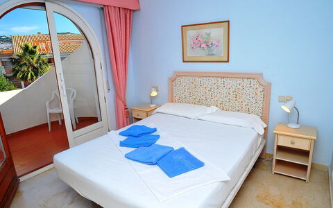 San Esteban: Slaapkamer, Bed, Meubilair, Kamer, Eigendom, Laken, Bed Frame, Matras, Interieur Ontwerp, Matras