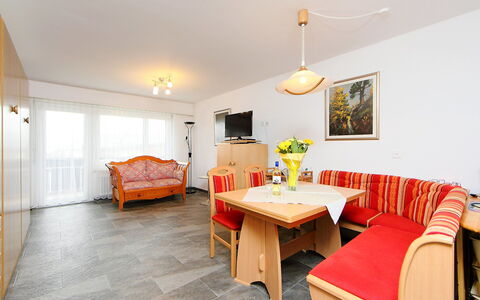 Zermatt 30: Kamer, Eigendom, Meubilair, Interieur Ontwerp, Gebouw, Verdieping, Geel, Onroerend Goed, Huis, Tafel