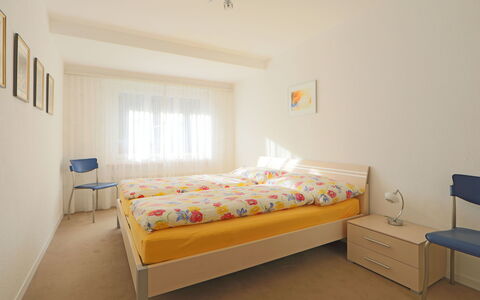 Zermatt 30: Meubilair, Eigendom, Venster, Comfort, Hout, Bed Frame, Oranje, Schaduw, Interieur Ontwerp