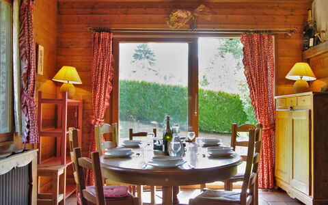 L'Piri: Tafel, Meubilair, Eigendom, Hout, Verlichting, Stoel, Interieur Ontwerp, Geel, Verdieping, Onroerend Goed