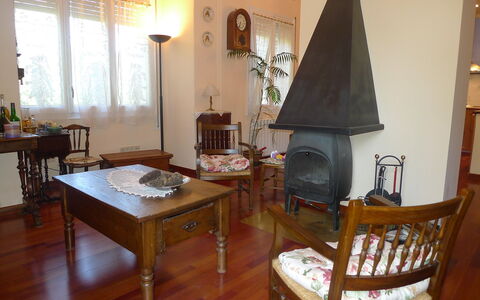 Olot: Kamer, Eigendom, Meubilair, Verdieping, Gebouw, Woonkamer, Huis, Interieur Ontwerp, Hardwood, Tafel