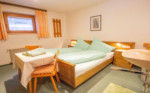 Christian: Kamer, Slaapkamer, Bed, Meubilair, Eigendom, Bed Frame, Laken, Interieur Ontwerp, Verdieping, Gebouw