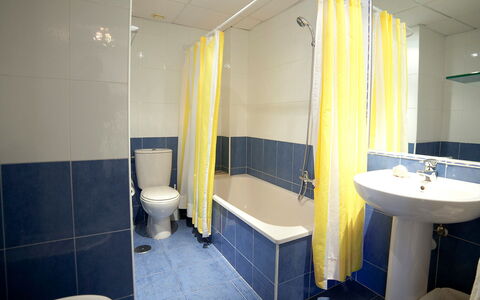 Turquesa Beach 03: Badkamer, Kamer, Eigendom, Interieur Ontwerp, Loodgieterswerkinrichting, Architectuur, Muur, Tegel, Toilet, Gebouw