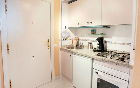 Turquesa Beach 03: Eigendom, Kamer, Keuken, Meubilair, Gebouw, Cabinetry, Onroerend Goed, Huis, Interieur Ontwerp, Major Appliance
