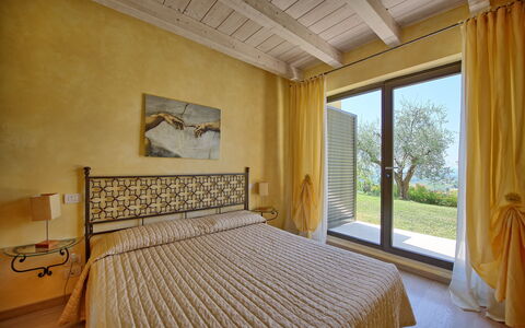 Casa Lucia: Slaapkamer, Kamer, Eigendom, Bed, Meubilair, Plafond, Interieur Ontwerp, Bedding, Laken, Bed Frame