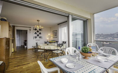 Les Côteaux du Préconil 480.5: Tafel, Meubilair, Eigendom, Bankstel, Stoel, Interieur Ontwerp, Gebouw, Woonkamer, Hout, Verlichting