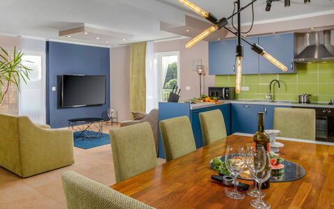 Villa Puntizela: Meubilair, Eigendom, Tafel, Bankstel, Kamerplant, Hout, Interieur Ontwerp, Verlichting, Flooring, Woonkamer