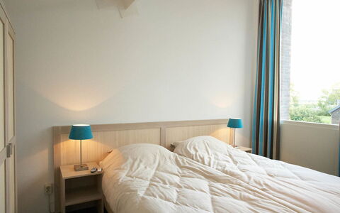 Krekt Oer 'T Wetter: Slaapkamer, Bed, Kamer, Meubilair, Eigendom, Laken, Bed Frame, Bedding, Verdieping, Matras