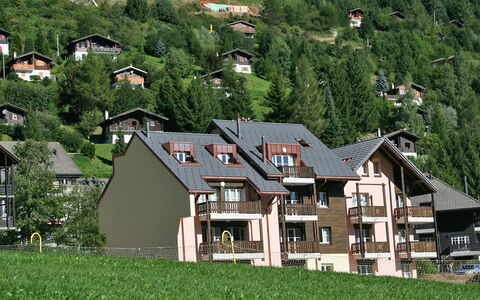 Moléson-Sur-Gruyères 400: Gebouw, Eigendom, Fabriek, Natuur, Huis, Natuurlijk Landschap, Boom, Land Lot, Vegetation, Gras