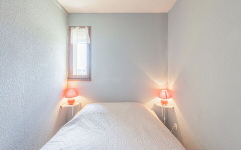 Le Méditerranée: Gebouw, Eigendom, Comfort, Venster, Hout, Lamp, Oranje, Flooring, Schaduw, Huis