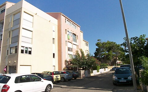 Le Méditerranée: Auto, Wiel, Lucht, Gebouw, Voertuig, Eigendom, Straatlantaarn, Venster