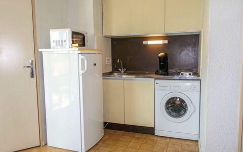 Le Méditerranée: Cabinetry, Toestel Van De Keuken, Countertop, Fornuis, Gebouw, Huishoudapparatuur, Wasruimte, Keuken, Cooktop, Fornuis
