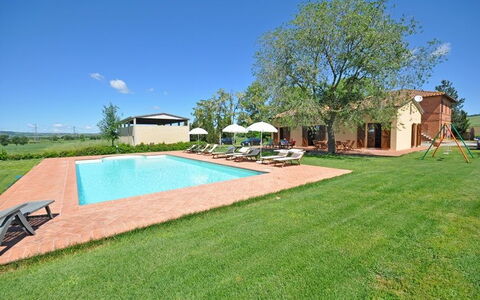 Pienza: Eigendom, Zwembad, Gras, Onroerend Goed, Huis, Land Lot, Huis, Landgoed, Gebouw, Backyard