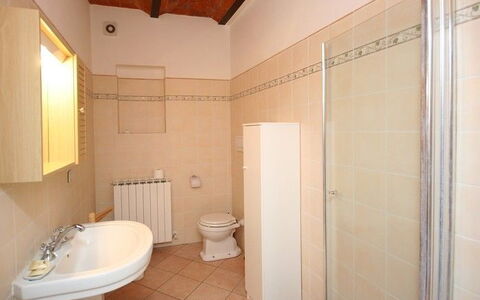 Pienza: Eigendom, Kamer, Badkamer, Onroerend Goed, Gebouw, Interieur Ontwerp, Tegel, Huis, Architectuur, Verdieping