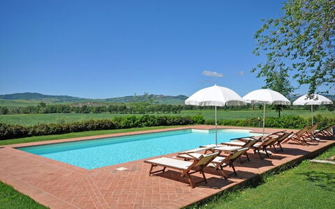 Pienza: Zwembad, Eigendom, Natuurlijk Landschap, Gras, Onroerend Goed, Toevlucht, Vrije Tijd, Huis, Landgoed, Eco Hotel