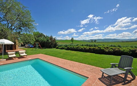 Pienza: Eigendom, Zwembad, Onroerend Goed, Huis, Huis, Landgoed, Gras, Gebouw, Backyard, Woongebied