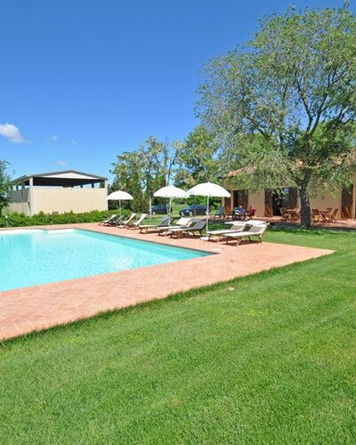 Pienza: Eigendom, Zwembad, Gras, Onroerend Goed, Huis, Land Lot, Huis, Landgoed, Gebouw, Backyard