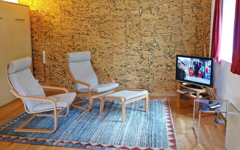 Crap Milan: Kamer, Meubilair, Verdieping, Eigendom, Interieur Ontwerp, Blauw, Muur, Woonkamer, Huis, Stoel