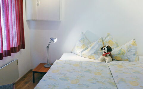 Crap Milan: Kamer, Slaapkamer, Bed, Eigendom, Interieur Ontwerp, Meubilair, Muur, Laken, Verdieping, Textiel