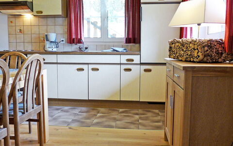 Crap Milan: Meubilair, Countertop, Kamer, Verdieping, Cabinetry, Keuken, Eigendom, Interieur Ontwerp, Tafel, Hardwood
