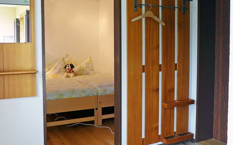 Crap Milan: Product, Deur, Kamer, Hardwood, Home Deur, Beits, Meubilair, Architectuur, Hout, Venster