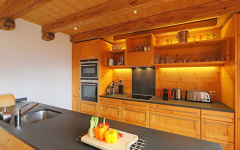 Saint Piran: Countertop, Cabinetry, Eigendom, Meubilair, Keuken, Hout, Interieur Ontwerp, Oranje, Verlichting, Fornuis