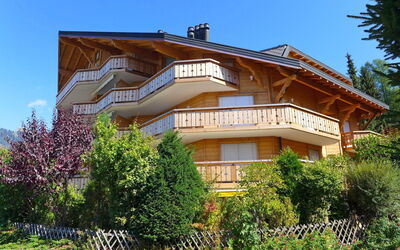 Villars 785: Lucht, Fabriek, Gebouw, Eigendom, Plantengemeenschap, Venster, Boom, Huis, Natuurlijk Landschap, Land Lot