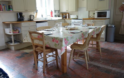 Les Londes: Verdieping, Kamer, Meubilair, Eigendom, Tafel, Eetkamer, Flooring, Houten Vloer, Keuken, Hardwood