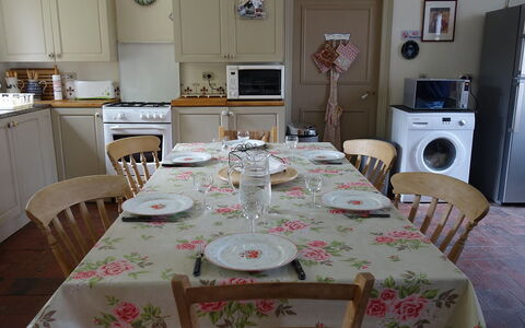 Les Londes: Tafelkleed, Kamer, Eetkamer, Meubilair, Eigendom, Tafel, Interieur Ontwerp, Textiel, Linens, Verdieping